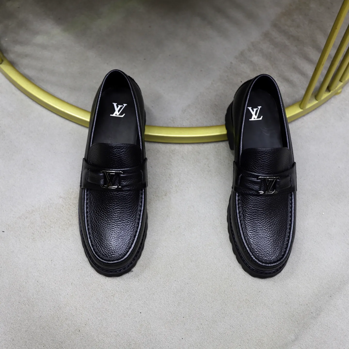 Ex-factory price: 600💰Louis Vuitton LV men's classic Oxford shoes, men's business formal boutique leather shoes, classic style, almond kernel exquisite toe, ultimate art, the whole shoe is made of imported cow leather (open edge beads), carefully selected, fine pores, excellent gloss, soft texture, strong toughness, durable and not easy to deform, apricot fetal cowhide leather lining, soft and comfortable, sweat-absorbent and breathable. Foam outsole, original box and dust bag packaging! Size: 38–44 (45/46 customized)